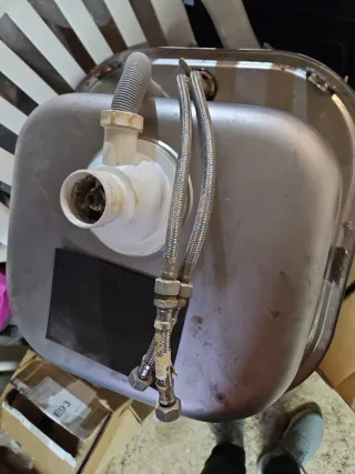 Fregadero de metal plateado