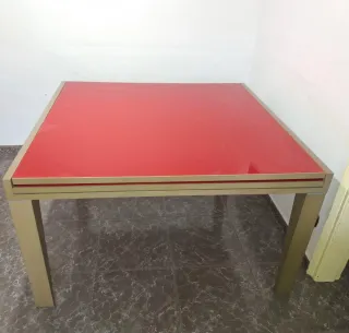Mesa familiar cuadrada roja y dorada con vidrio