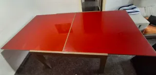 Mesa familiar cuadrada roja y dorada con vidrio