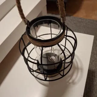 Farol decorativo y planta artificial