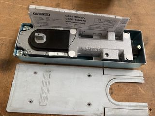 GEZE TS500NV Freno de Pavimento con Leva española