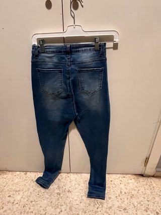 Pantalones vaqueros pitillo desgastados