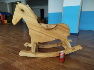 Caballo balancín de madera maciza