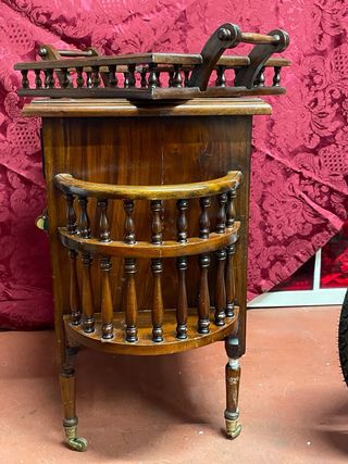 Camarera de madera con detalles dorados