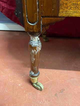 Camarera de madera con detalles dorados