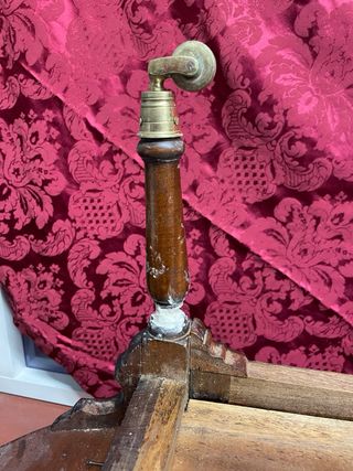 Camarera de madera con detalles dorados