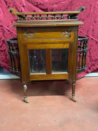 Camarera de madera con detalles dorados