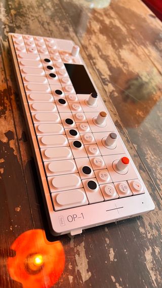 Teenage Engineering OP-1 Field + funda, como nuevo