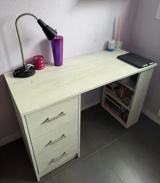 Escritorio juvenil blanco envejecido