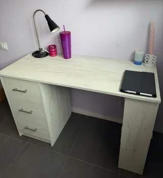 Escritorio juvenil blanco envejecido