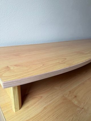 Escritorio de madera con estante.