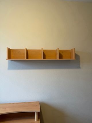 Escritorio de madera con estante.