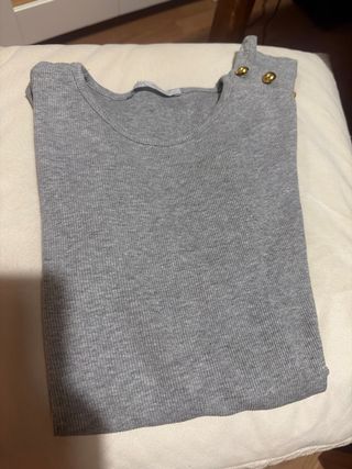 Camiseta Zara gris botones dorados