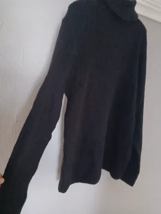 Jersey Bershka Negro Cuello Alto