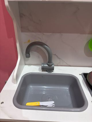 Cocinita de madera con accesorios