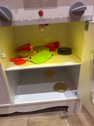 Cocinita de madera con accesorios