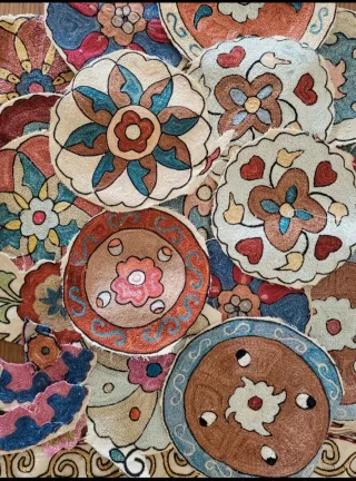 Applicazioni ricamate fatte a mano