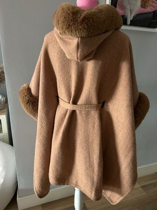 Poncho capa mujer beige con pelo