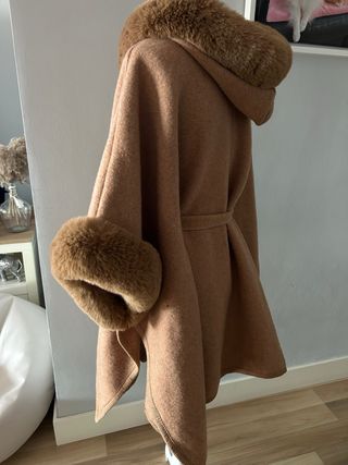 Poncho capa mujer beige con pelo