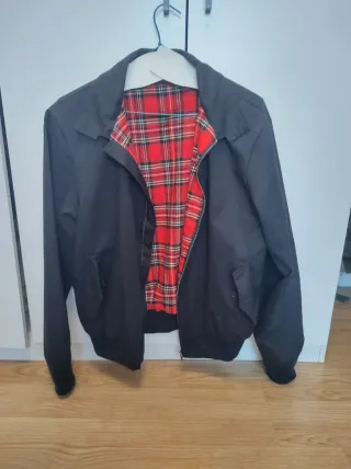 Chaqueta Harrington Negra con Forro Tartán Rojo