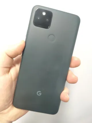 Google Pixel 5a Negro con su caja