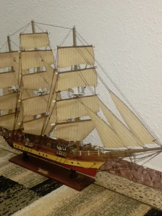 Maqueta de barco de madera