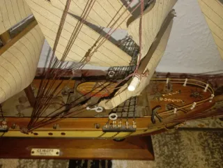 Maqueta de barco de madera