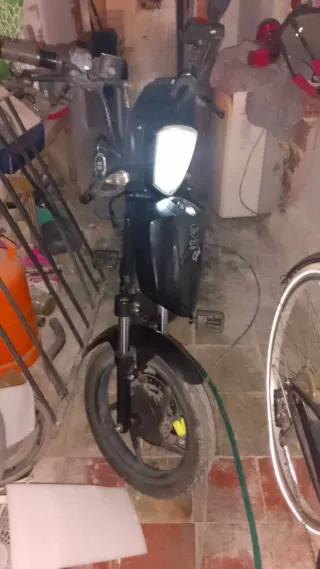 Moto eléctrica con 2 juegos de llaves