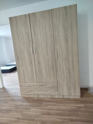 Armario blanco y madera