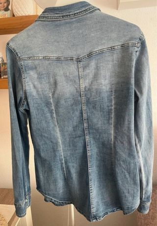 Camisa vaquera elástica con corchetes