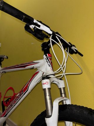 Bicicleta de montaña blanca y roja