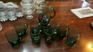 Juego de copas y jarra verde