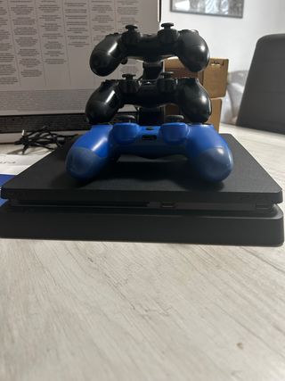 PlayStation 4 Slim + 3 Controller+ play stat.movie