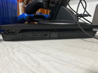 PlayStation 4 Slim + 3 Controller+ play stat.movie