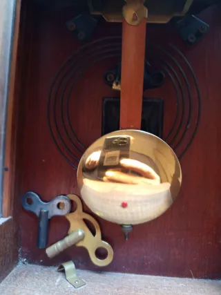 Reloj de péndulo antiguo madera y metal