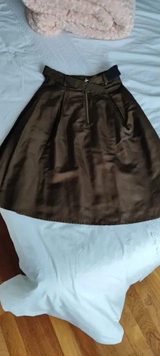 Falda marrón con vuelo. Tela gabardina.