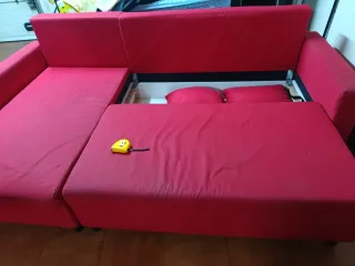Sofá cama rojo de tela  135cm x 2300 cm abierto