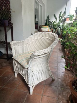 Sillón de mimbre blanco
