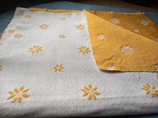 Retal tela tapizar reversible color mostaza.