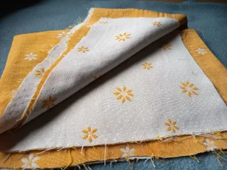 Retal tela tapizar reversible color mostaza.