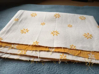 Retal tela tapizar reversible color mostaza.