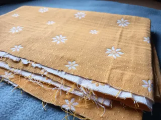 Retal tela tapizar reversible color mostaza.