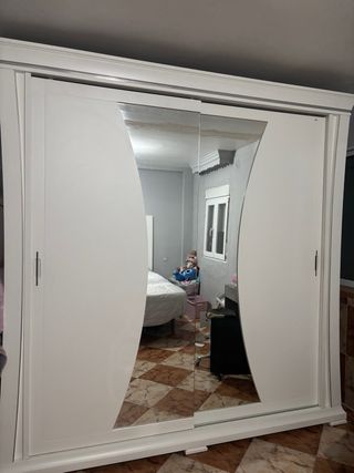 Armario ropero blanco y madera