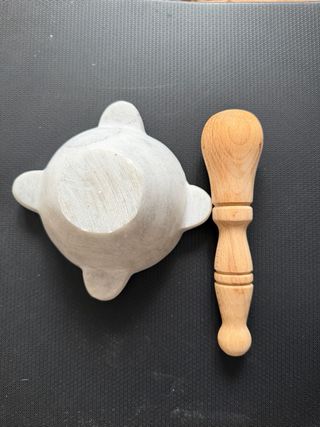 Mortaio in marmo con pestello in legno