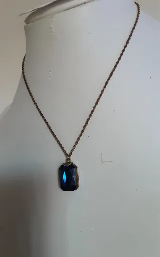 Collana con ciondolo blu e oro