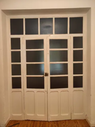 Puerta doble antigua con vidriera