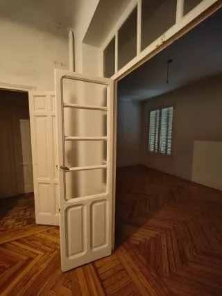 Puerta doble antigua con vidriera