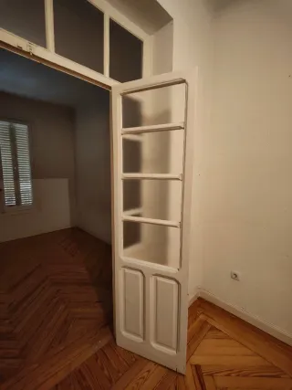 Puerta doble antigua con vidriera