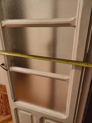 Puerta doble antigua con vidriera