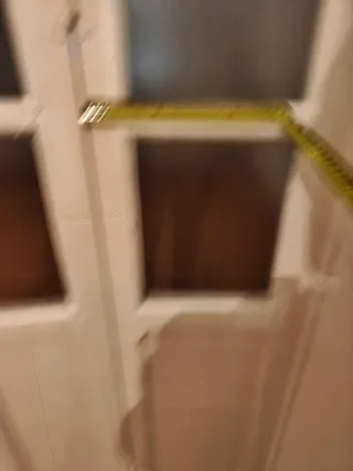 Puerta doble antigua con vidriera